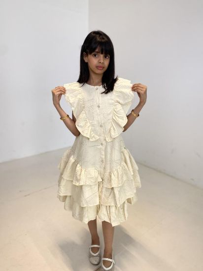 صورة فستان أصفر كريمي بنقشة أوراق الشجر والكسرات الحصريه